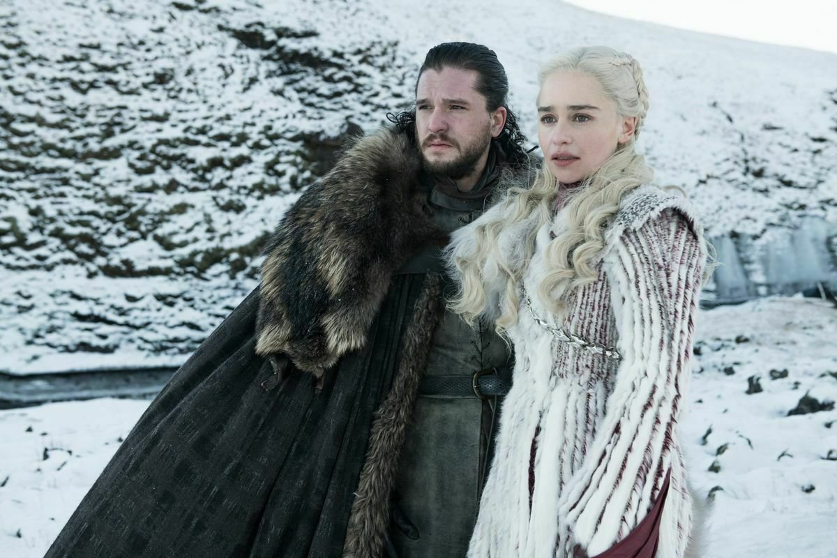 Kit Harington ed Emilia Clarke in Game of Thrones 8x01
