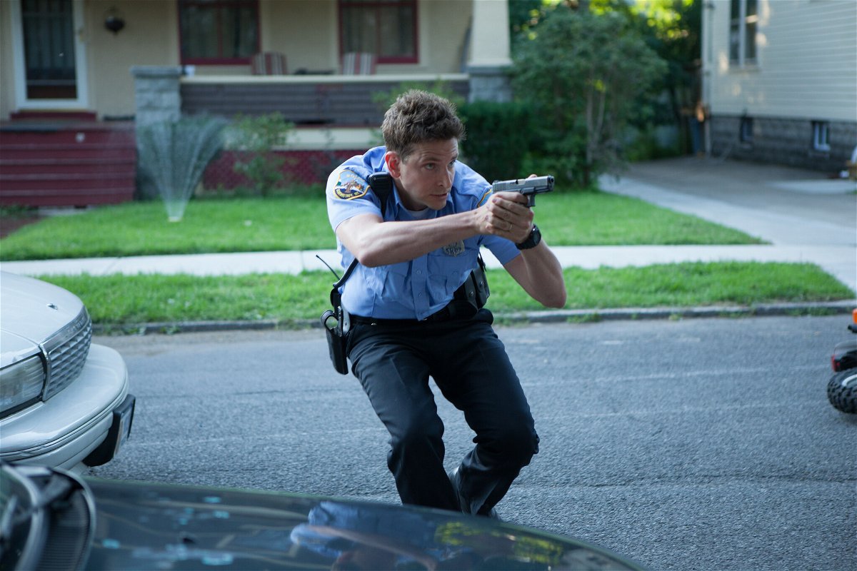 Bradley Cooper poliziotto in azione in una scena di Come un tuono
