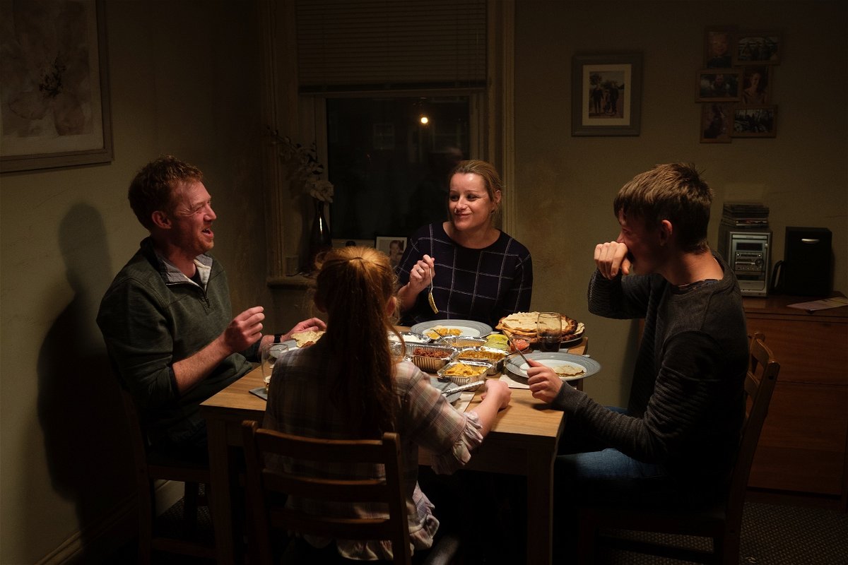 La famiglia di Sorry We Missed You è riunita a tavola solo una volta in tutto il film