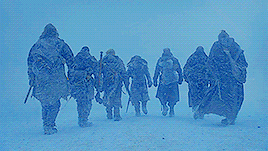 Jon Snow marcia con gli alleati oltre la barriera