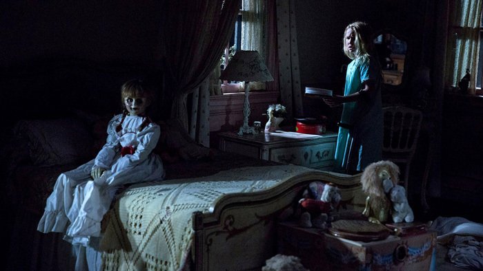 Janice nella camera da letto con la bambola in una scena di Annabelle: Creation