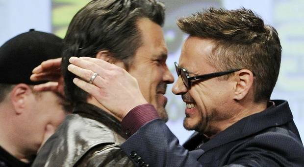 Josh Bolin e Robert Downey Jr. si scambiano abbracci