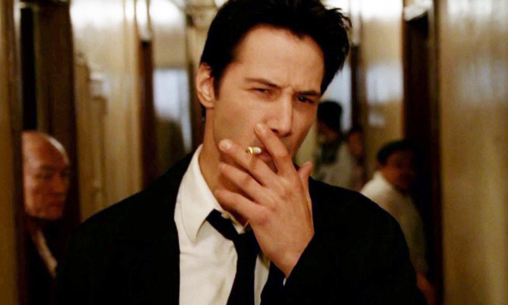 Keanu Reeves fuma una sigaretta in Constantine