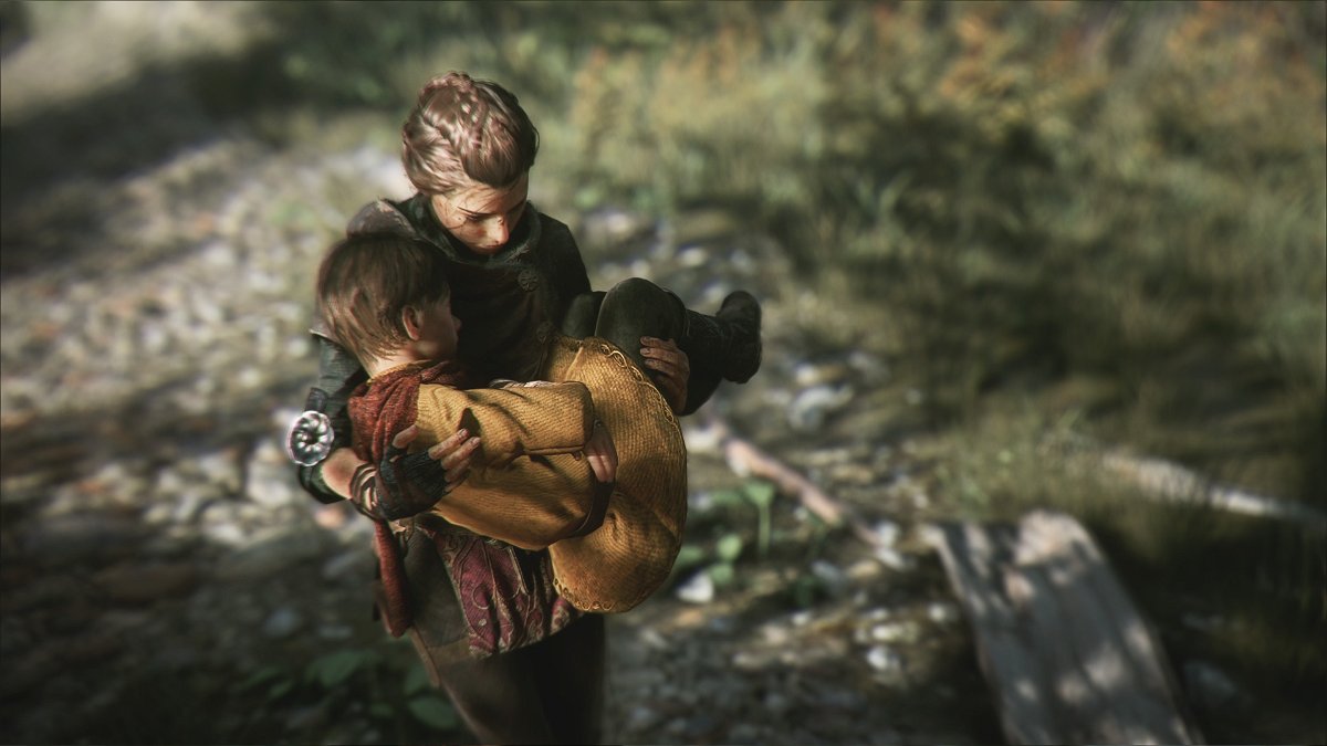 Amicia tiene in braccio il fratellino Hugo in A Plague Tale: Innocence