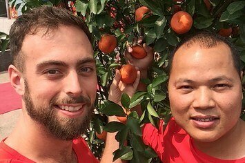 Matt Stopera e Brother Orange davanti a una pianta di arance