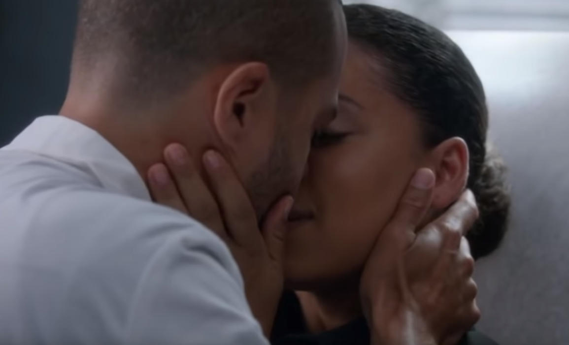 Il bacio tra Jackson e Vic nel promo della stagione 3 di Station 19