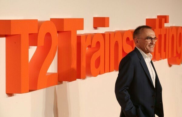Danny Boyle posa davanti alla scritta della prima mondiale di Trainspotting
