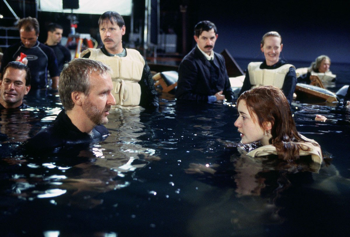 James Cameron e Kate Winslet durante la scena chiave di Titanic