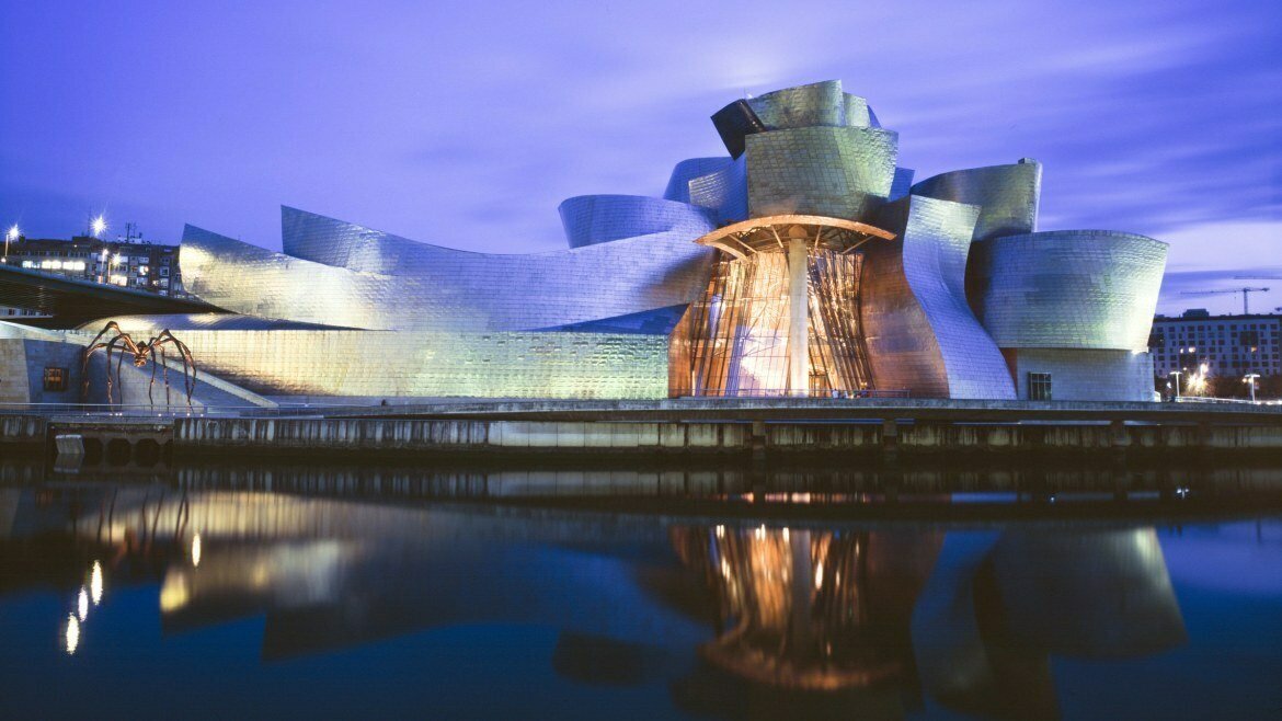 Una vista dall'esterno del Guggenheim Bilbao