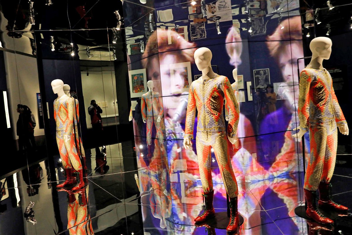 Un dettaglio della celebre mostra David Bowie Is, inaugurata nel 2013.