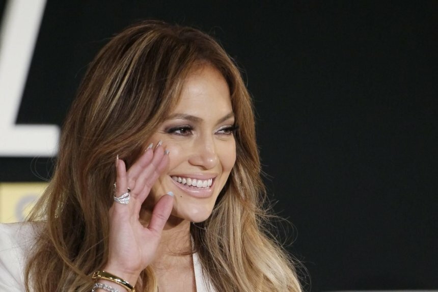 Jennifer Lopez sorridente