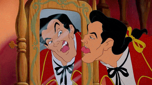 Gaston si guarda allo specchio