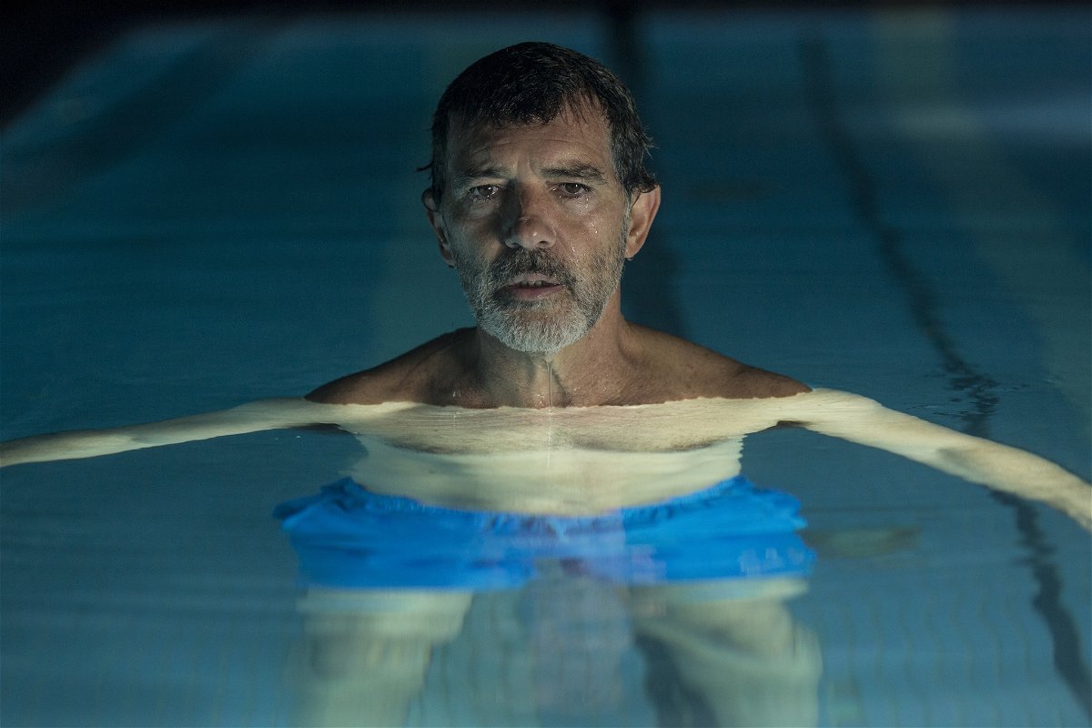 Antonio Banderas nuota in piscina in una scena del film
