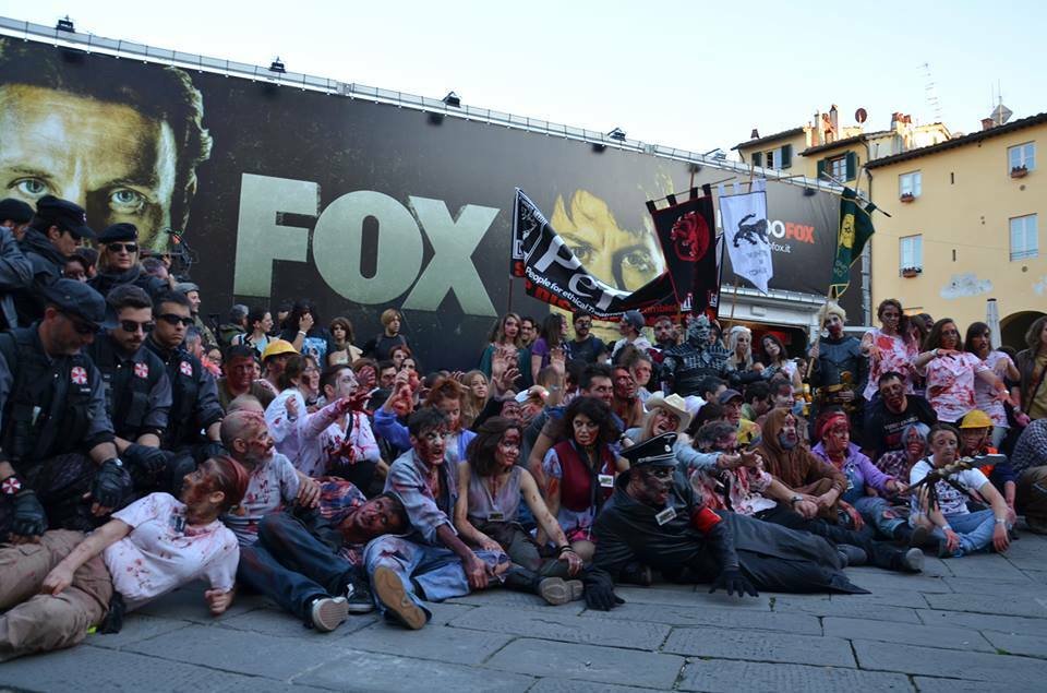 I figuranti della Zombie Walk allo stand FOX per il saluto finale