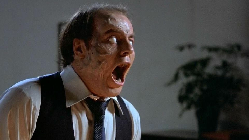 Una scena di Scanners, il famoso body horror di Cronenberg