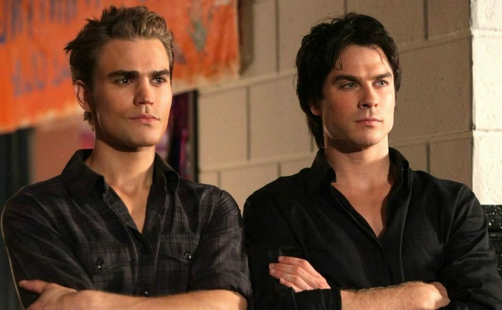 Damon e Stefan, in una scena di The Vampire Diaries
