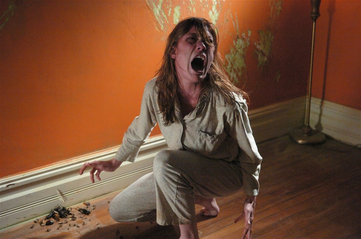 Emily Rose durante un attacco di possessione demoniaca graffia i muri