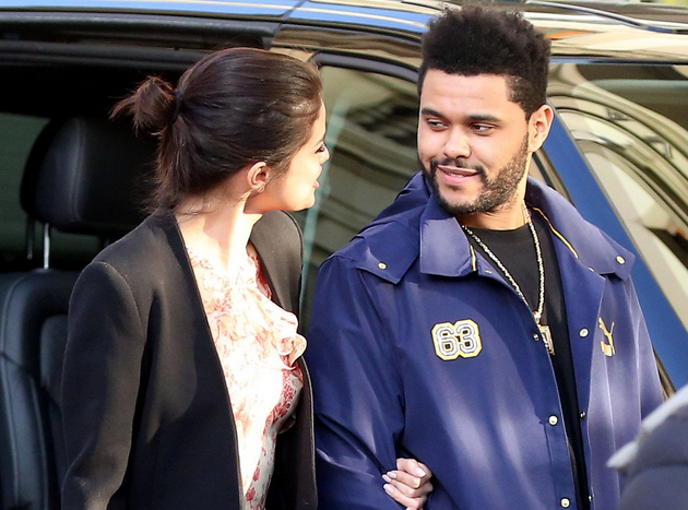 Selena Gomez e The Weeknd avvistati mentre scendono dall'auto