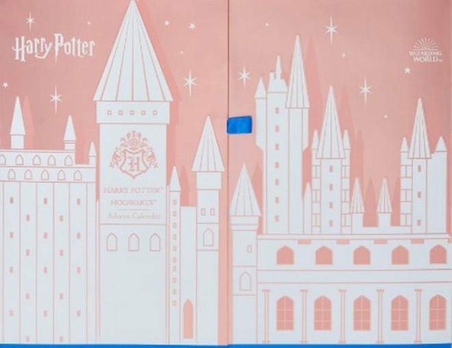 Il box rosa e bianco del Calendario dell'Avvento a tema Harry Potter prodotto da Boots.