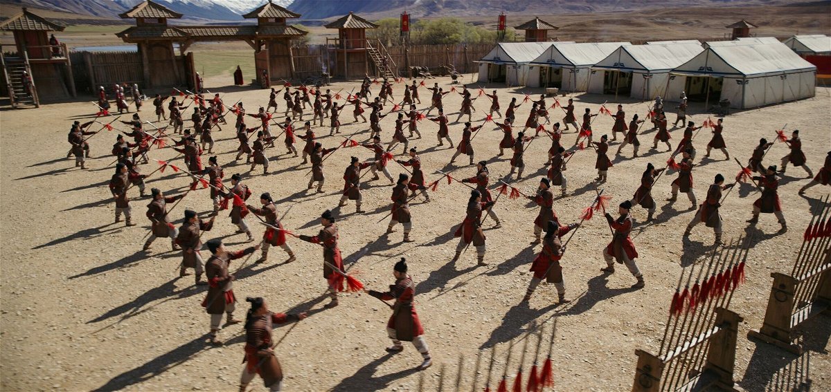 Mulan si addestra alla battaglia con gli altri cadetti 
