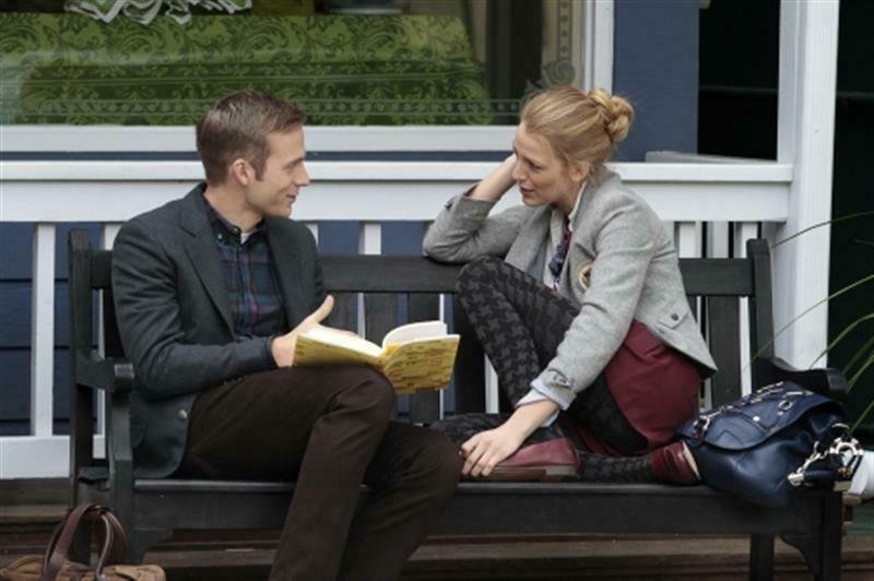Ben e Serena su una panchina a leggere