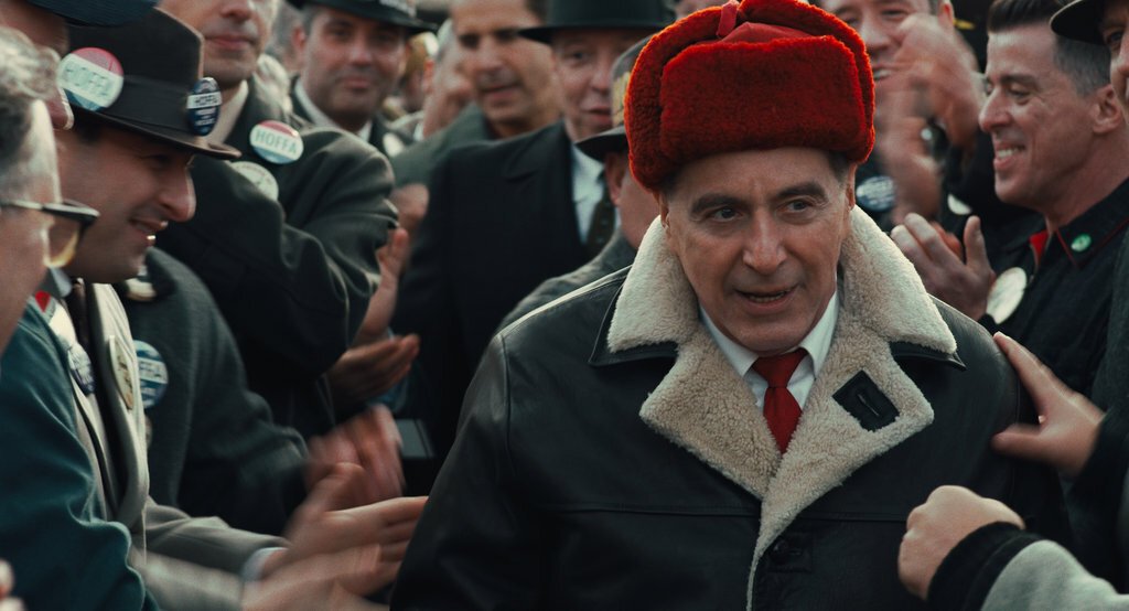 Al Pacino circondato dalla folla in una scena di The Irishman