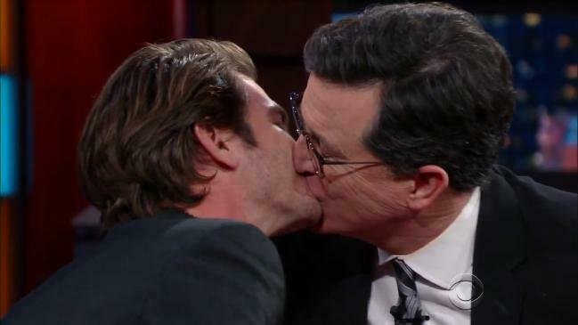Il bacio di Andrew Garfield a Colbert durante il talk show