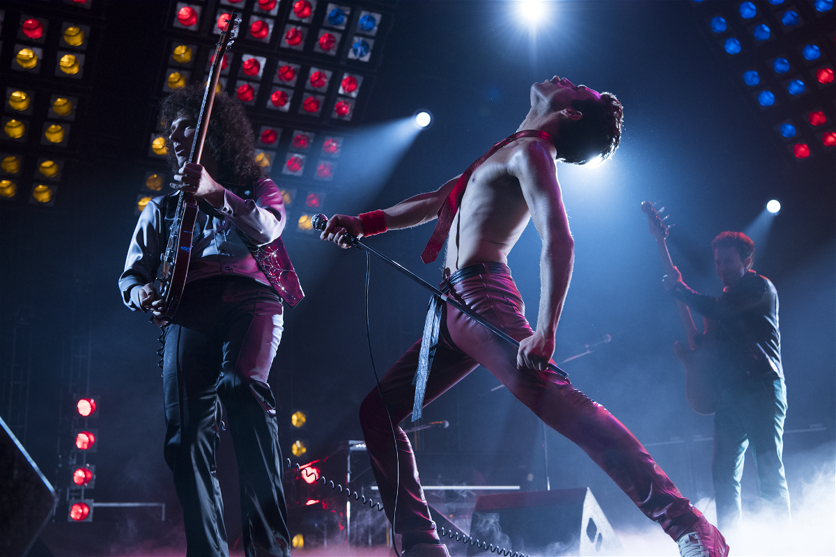 Freddie Mercury canta in una scena del film