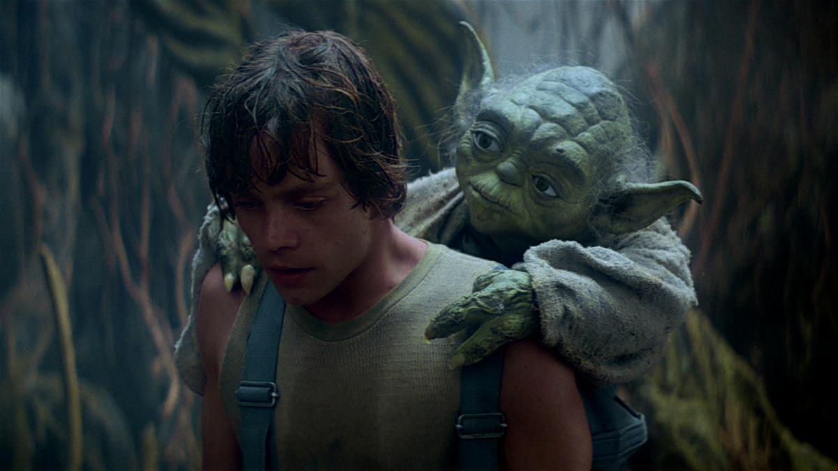 Luke Skywalker con Yoda sulle spalle