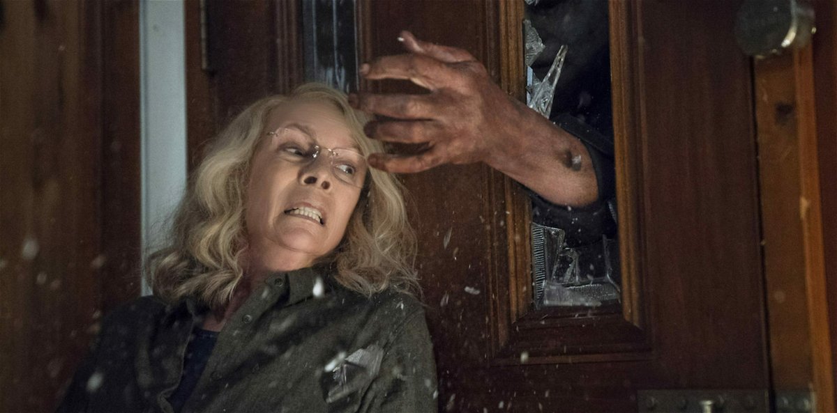 Jamie Lee Curtis sfugge a Michael Myers in Halloween 2018