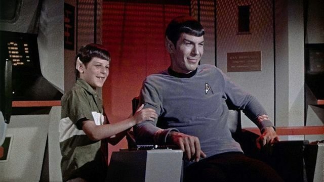 Leonard Nimoy in costume da Spock col giovane figlio Adam sul set di Star Trek