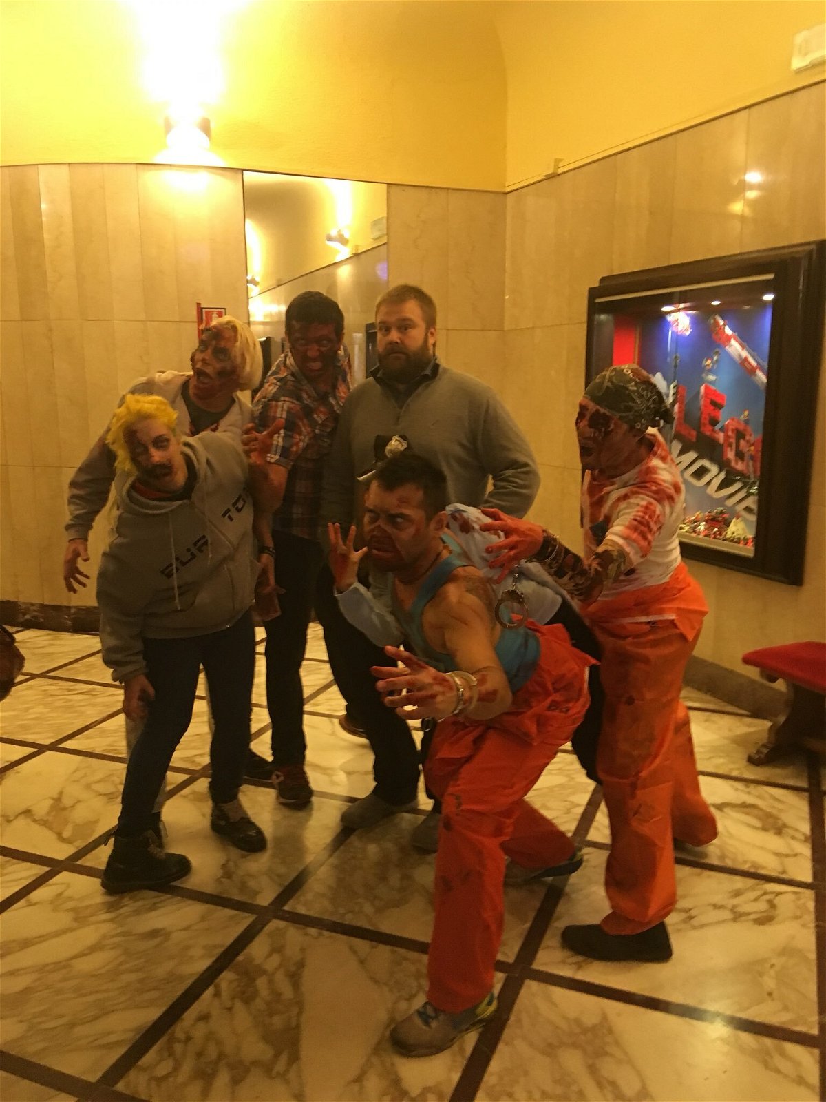 Robert Kirkman circondato dagli zombie al Cinema Astra