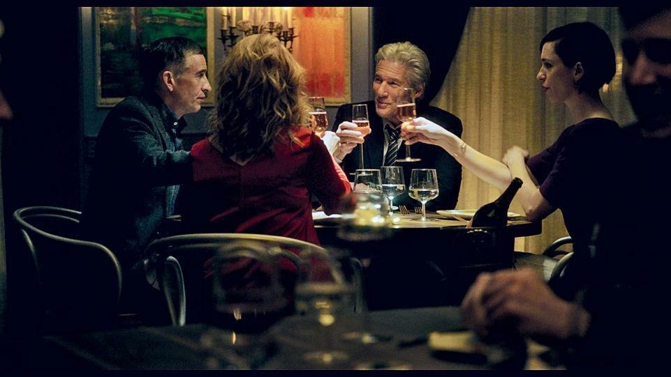 Richard Gere Steve Coogan e Rebecca Hall durante una scena del film The Dinner