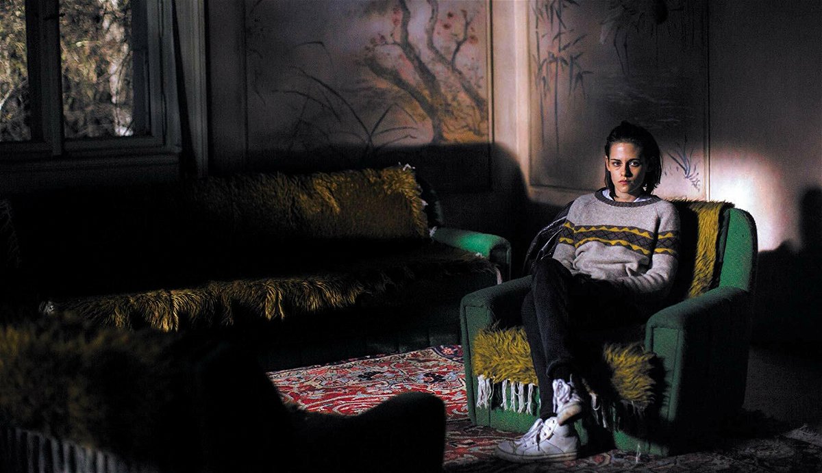 Kristen Stewart seduta nella penombra della casa infestata in una scena di Personal Shopper
