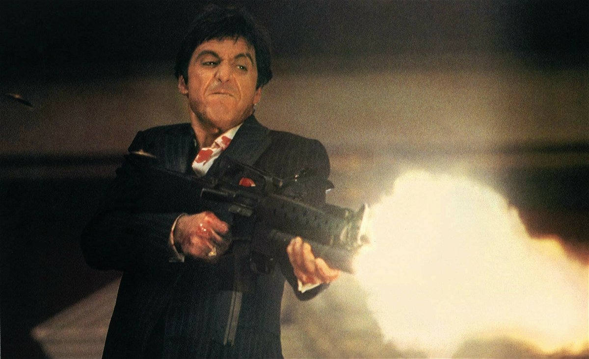 Tony (Al Pacino) spara in una scena di Scarface