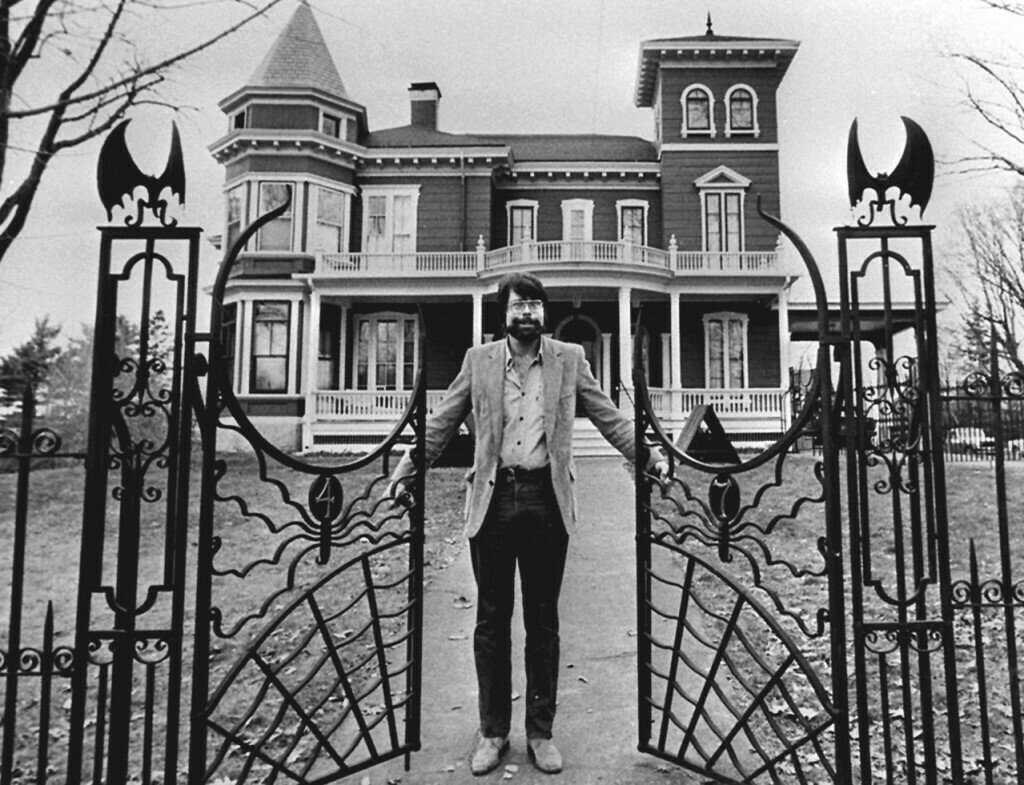 Stephen King davanti al cancello di casa sua
