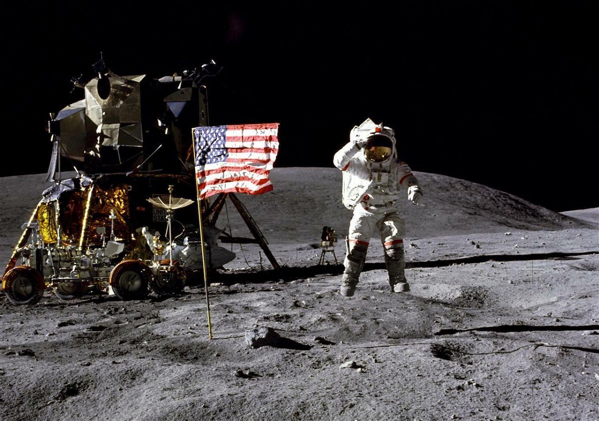 Una foto dell'astronauta John W. Young sulla Luna