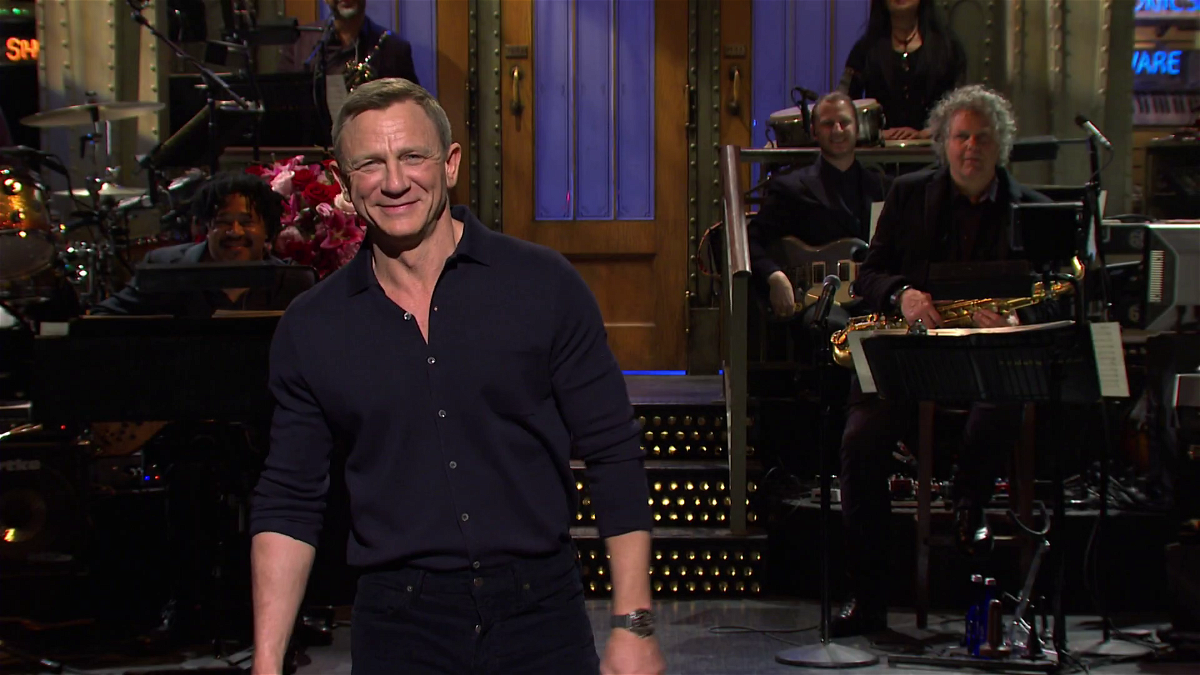 Daniel Craig sorride durante il monologo al Saturday Night Live