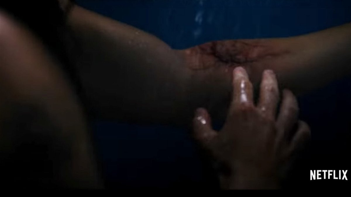 Stranger Things 3: il braccio infetto di Billy sotto la doccia