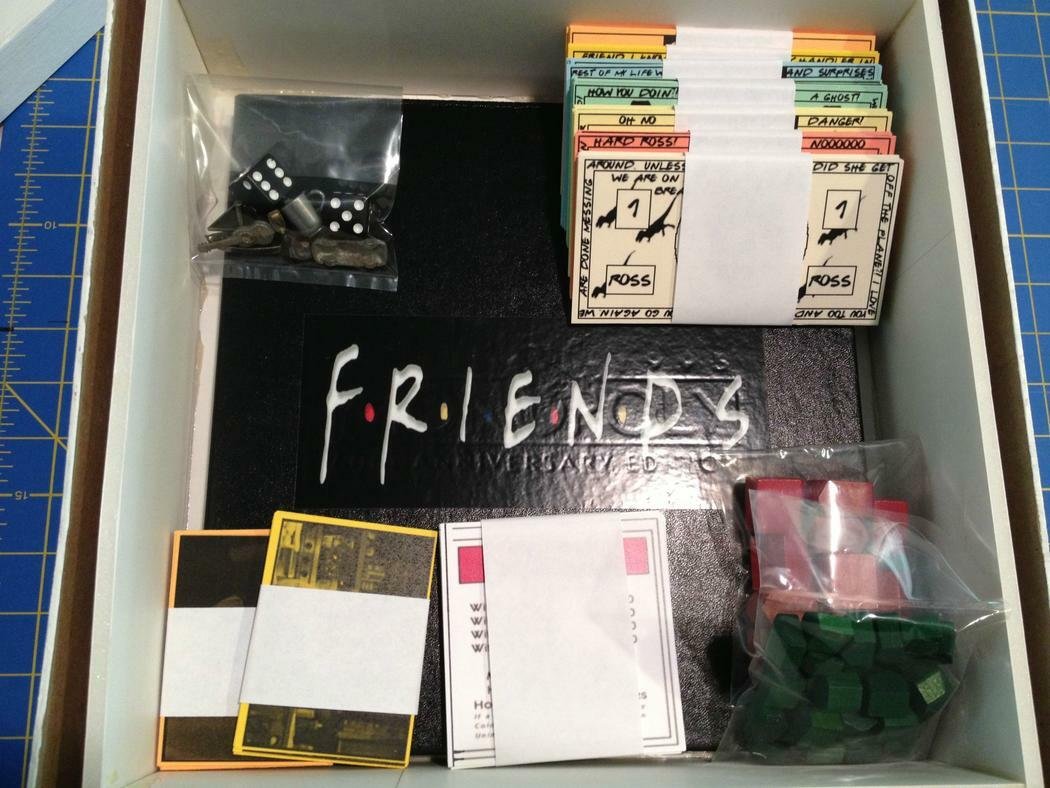 Carte, pedine, banconote e tabellone: alcuni dettagli dell'edizione del Monopoly dedicato a Friends