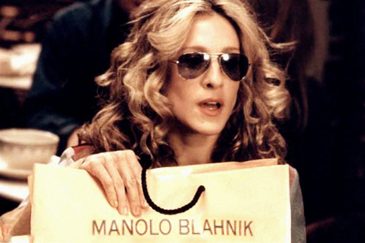 Carrie Bradshaw con un sacchetto Manolo Blahnik