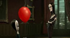 Copertina di La Famiglia Addams, nei nuovi trailer c'è anche Pennywise di IT