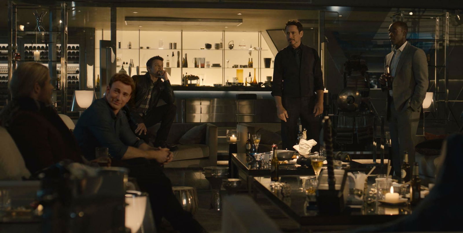 Clicca per vedere l'immagine originale Thor, Capitan America, Occhio di Falco, Iron Man e War Machine in Avengers: Age of Ultron