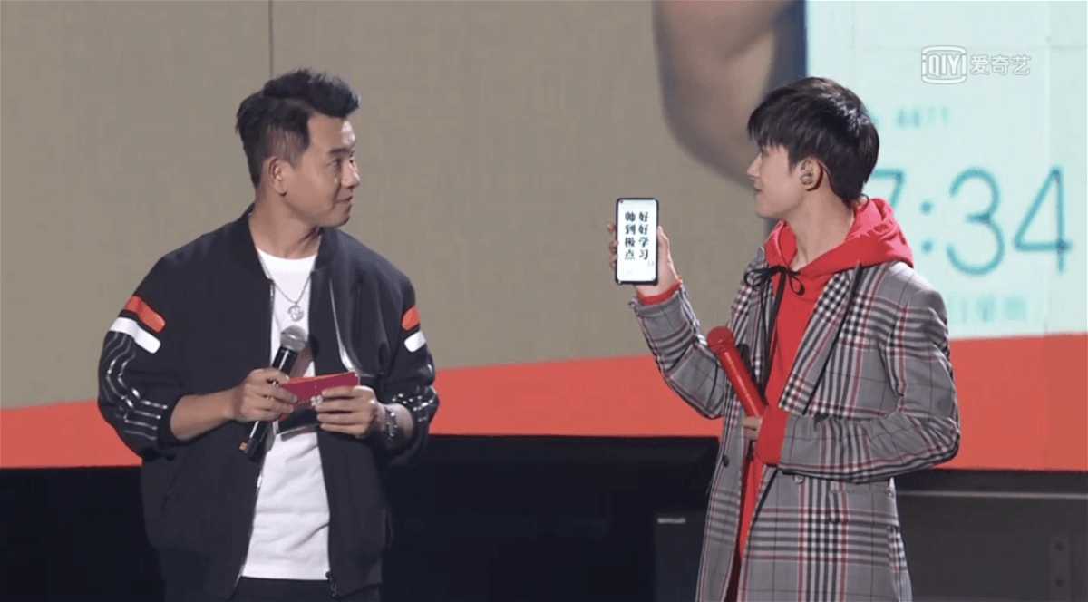 Il cantante Jackson Yee mostra il Nova 4 durante una diretta streaming