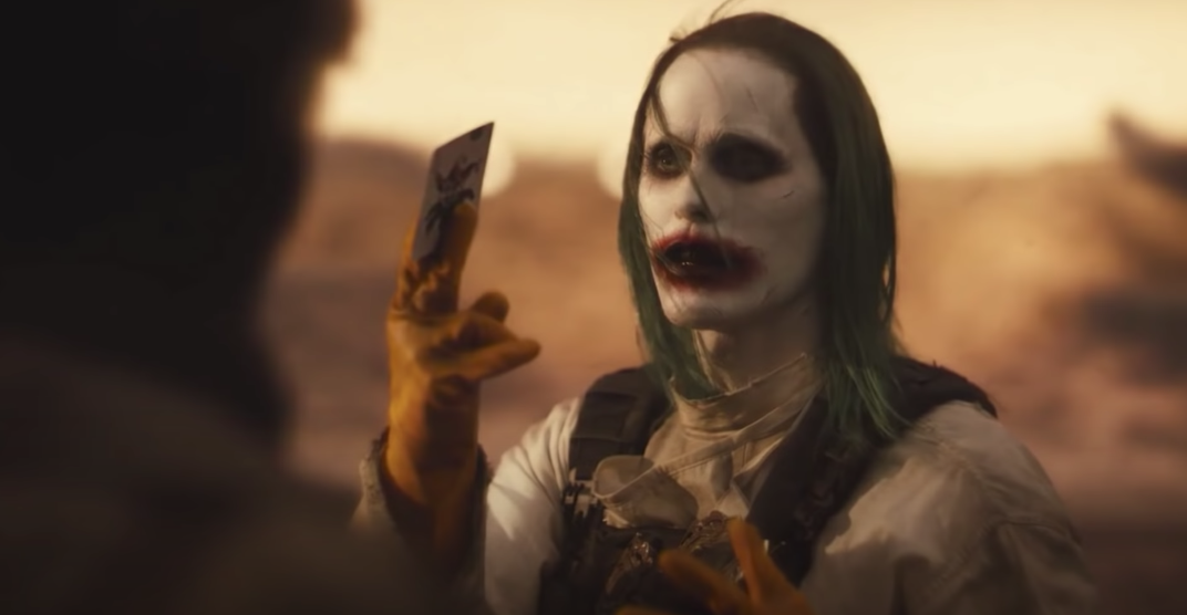 Joker consegna una carta della tregua a Batman