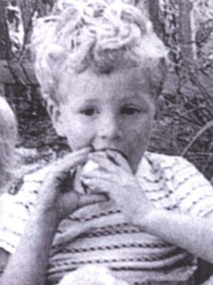 Colin Firth da bambino mentre mangia