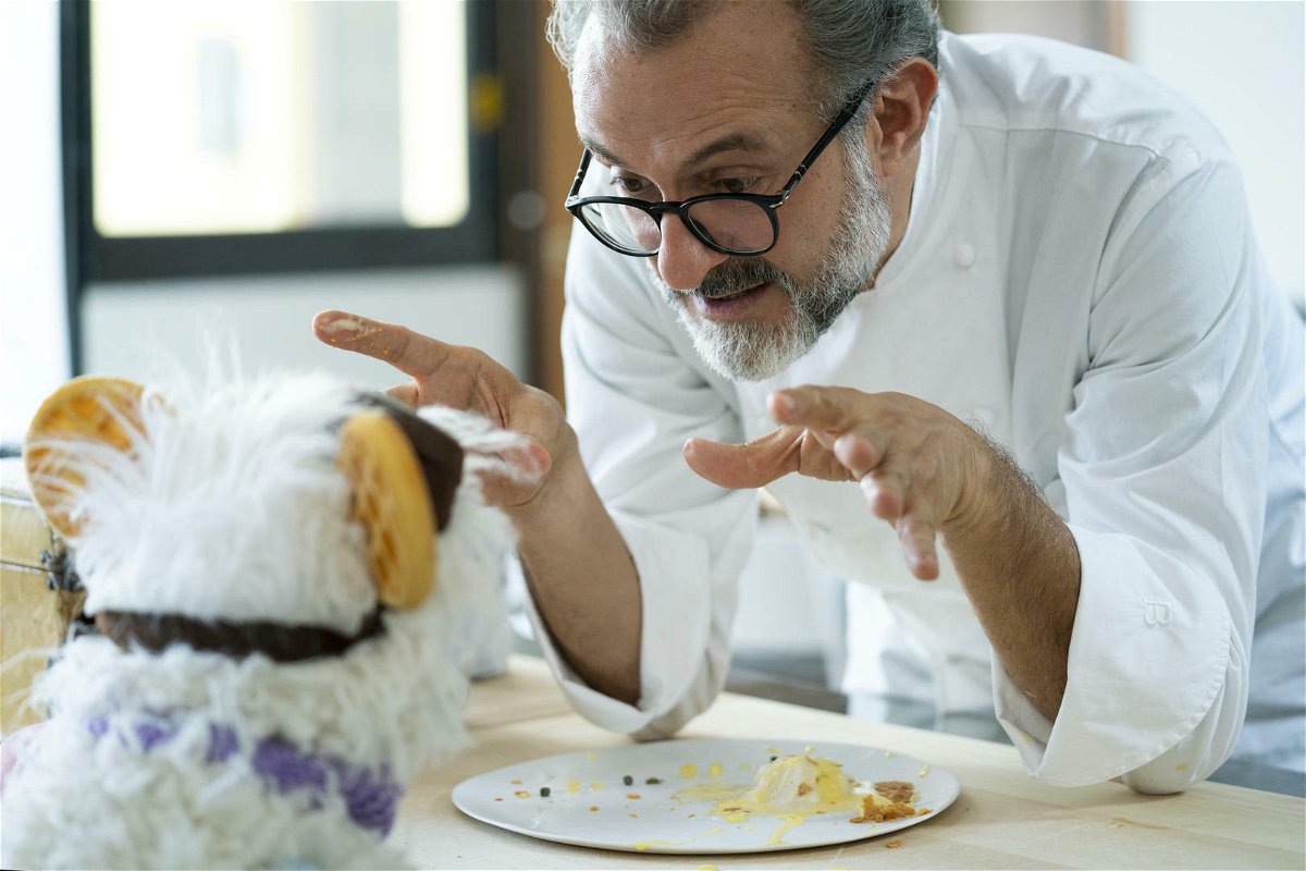 Una scena della serie Waffles + Mochi con lo chef Bottura