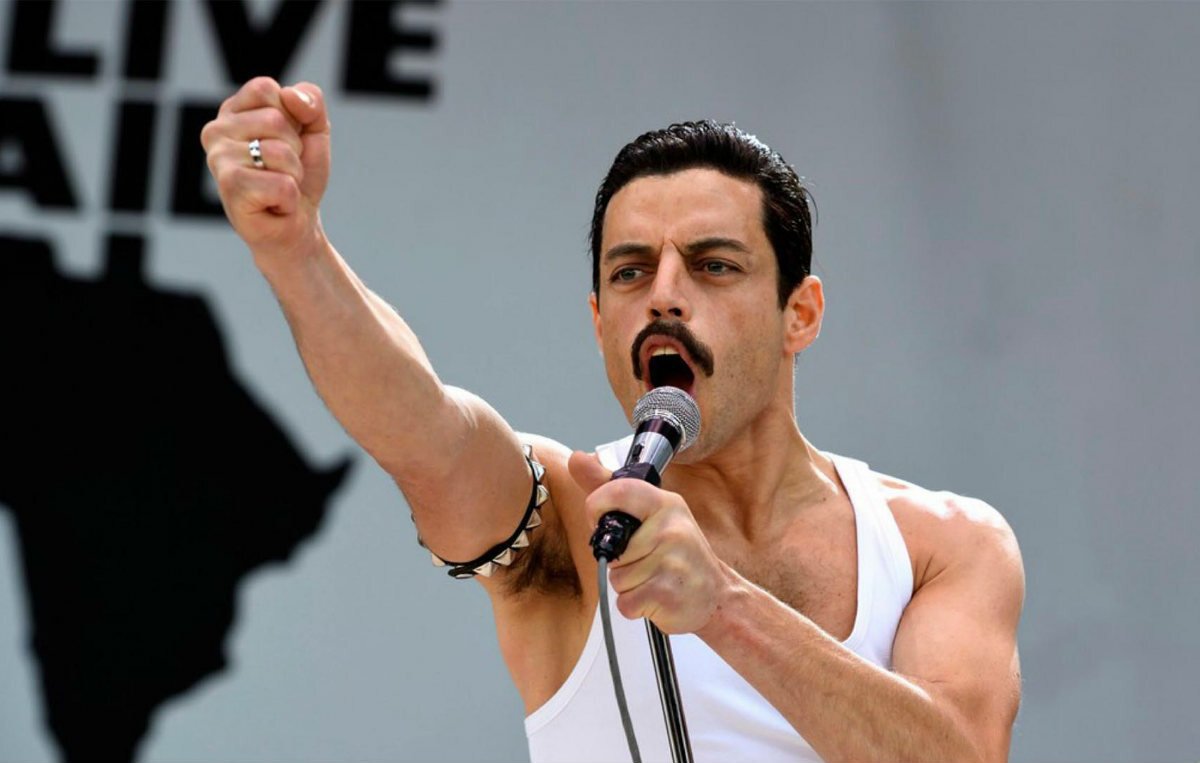 Rami Malek è Freddie Mercury in una scena di Bohemian Rhapsody