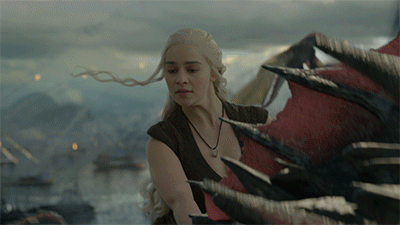 Daenerys in groppa a Drogon dà fuoco ai nemici