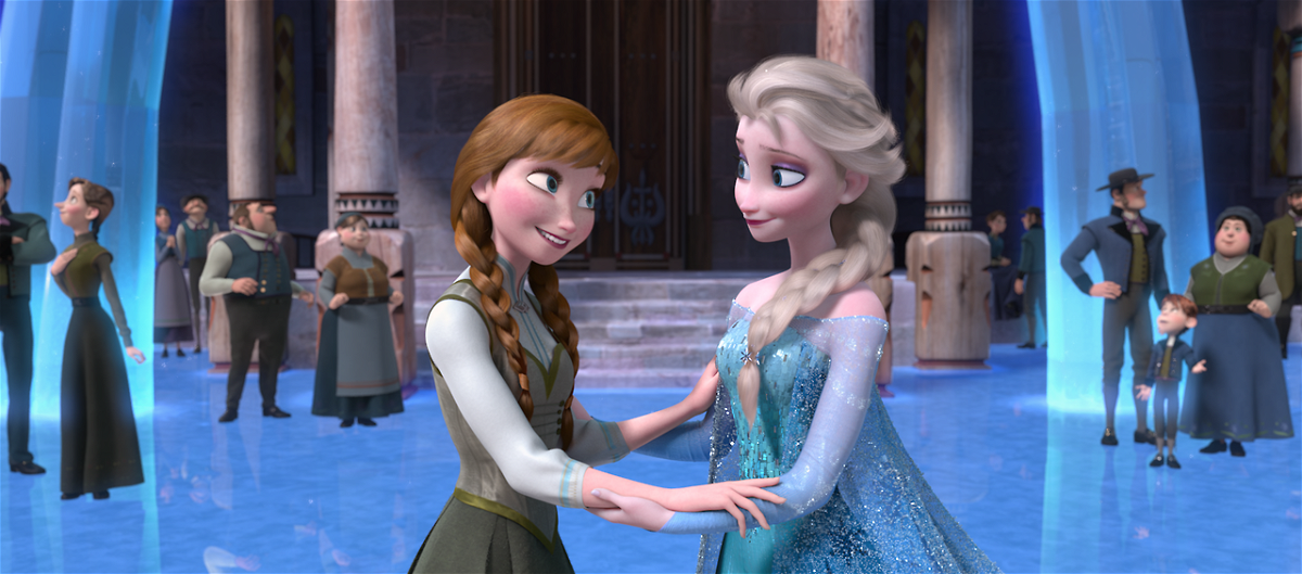 Elsa e Anna in una scena di Frozen a palazzo